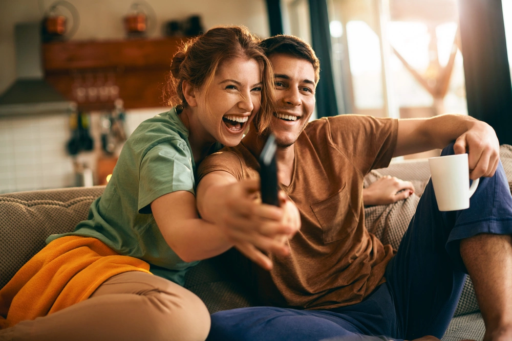 أفضل سيرفر IPTV مدفوع مقارنة لاشتراكات فالكون، سترونج، وسمارترز